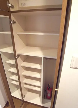 玄関　別部屋の写真を使用しております。