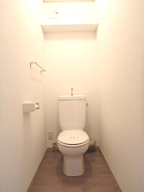 トイレ　棚付きのトイレ