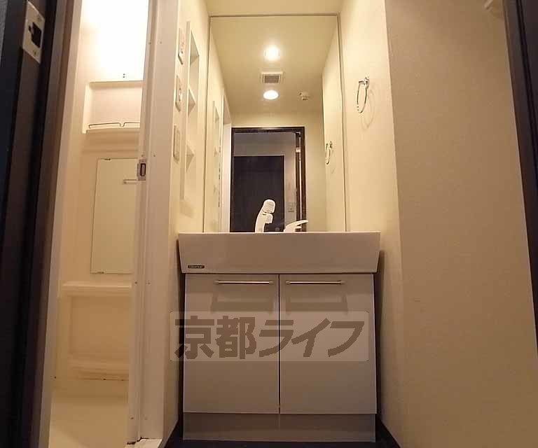 洗面設備　大きなミラーが便利なシャンプードレッサー。