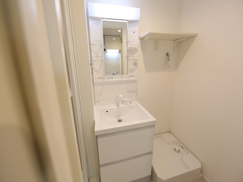 洗面設備　脱衣所　独立洗面台（シャンプードレッサー付）収納スペース有