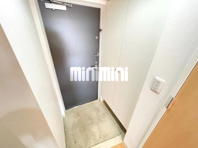 玄関　清潔感のあるトイレです。