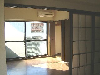 居室・リビング　リビングから南洋間へ。