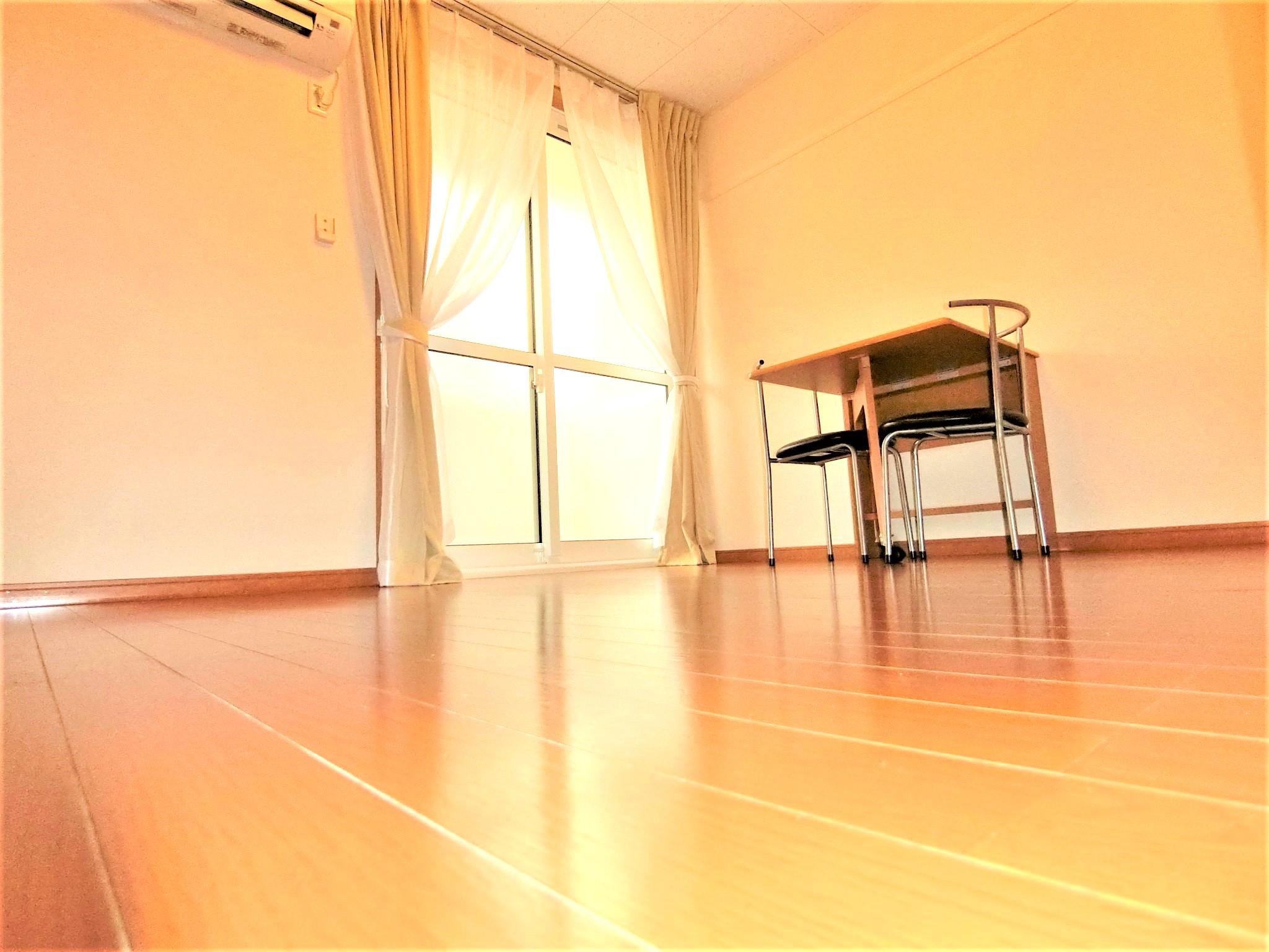 その他　折り畳机とイス２脚・カーテン・エアコン・照明を完備です☆