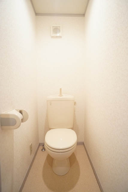 トイレ　白を基調とした空間で清潔感のあるトイレです♪