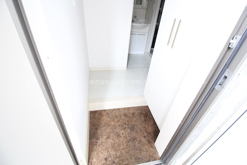 玄関　※入居中につき室内写真は同間取りの参考写真となります。
