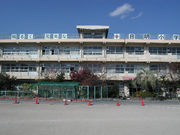 小学校　北九州市立日明小学校（小学校）まで759m