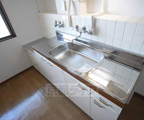 キッチン　広めのキッチン。料理もしやすくなりますね