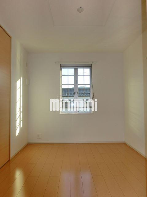 その他　明るい陽射しが差し込む洋室。