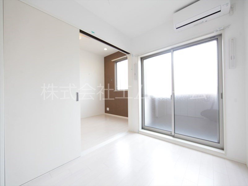 バルコニー　ＬＤＫ9.4帖　洋室4帖　バルコニー　同型写真