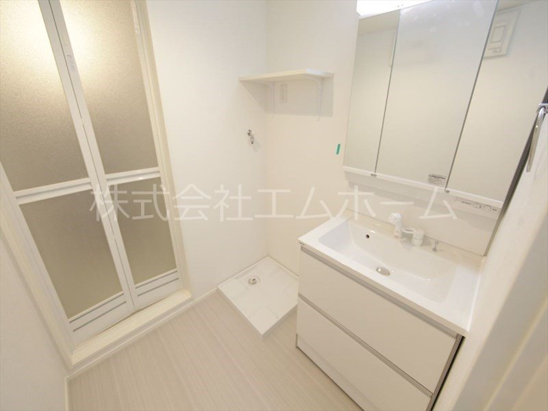 洗面設備　脱衣所　独立洗面台（シャンプードレッサー付）同型写真