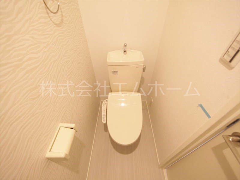 トイレ　温水洗浄暖房便座付トイレ　同型写真