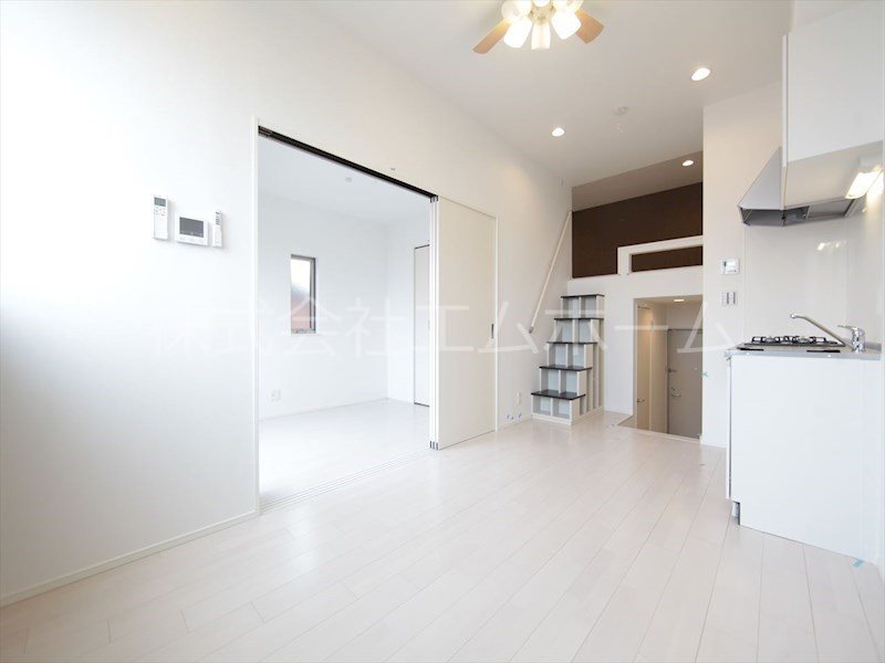 居室・リビング　ＬＤＫ9.4帖　洋室4帖　ロフト6.2帖　同型写真