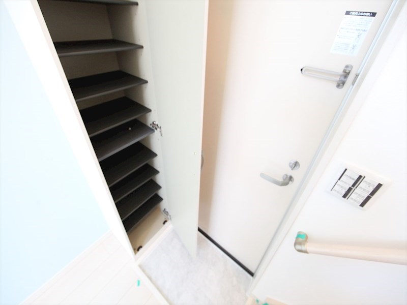 玄関　玄関　シューズボックス付（収納充実してます）