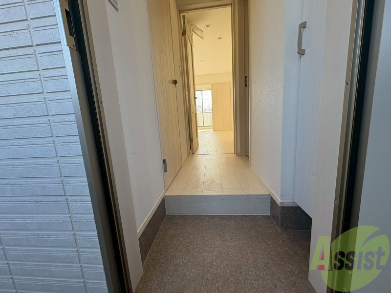 玄関　玄関は、お部屋からの日差しが差し込んできて明るい印象です。