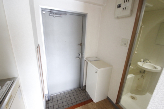 玄関　※別号室の写真です