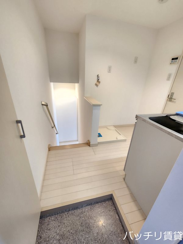 玄関　同型タイプの為、現状を優先いたします。