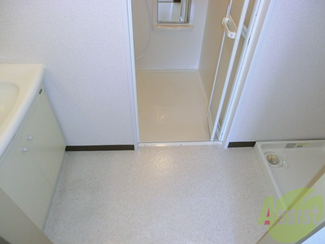 洗面設備　寒い冬も安心です。洗濯機は室内におけます