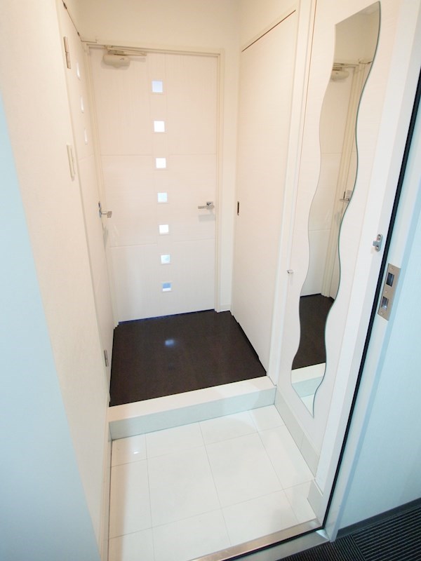 玄関　鏡付き玄関。