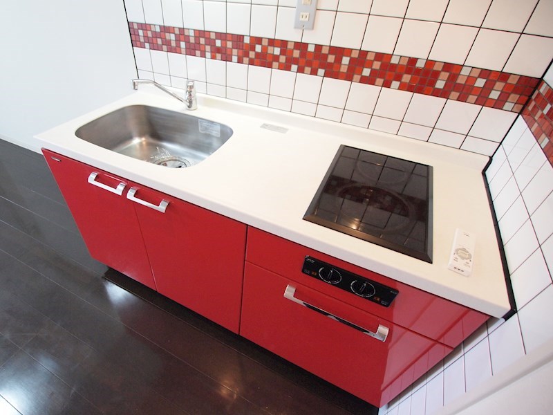 その他設備　電気コンロ付のシステムキッチン。