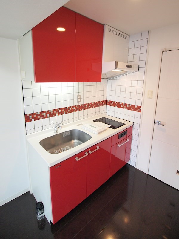 キッチン　赤のキッチンが映えます。