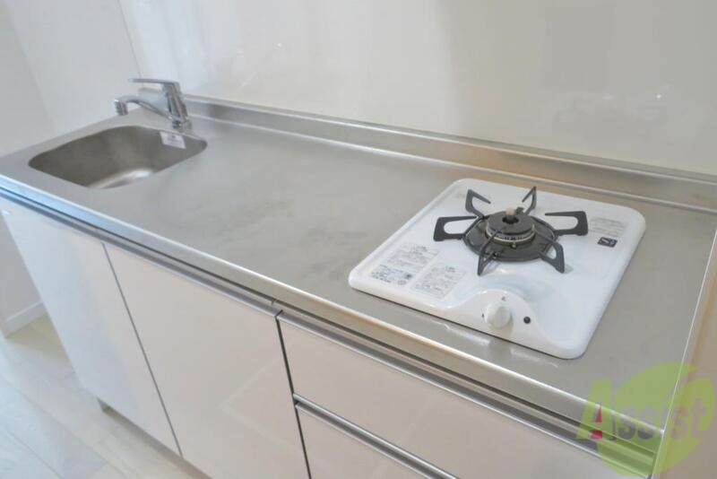 キッチン　コンロがついて、ガスコンロ買わなくてもいいですね。