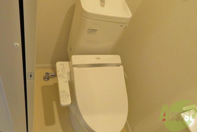 トイレ　温水洗浄付きで一年中快適に過ごせますね。