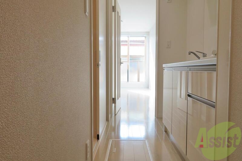 玄関　廊下までも光が差し込んでいいですね。