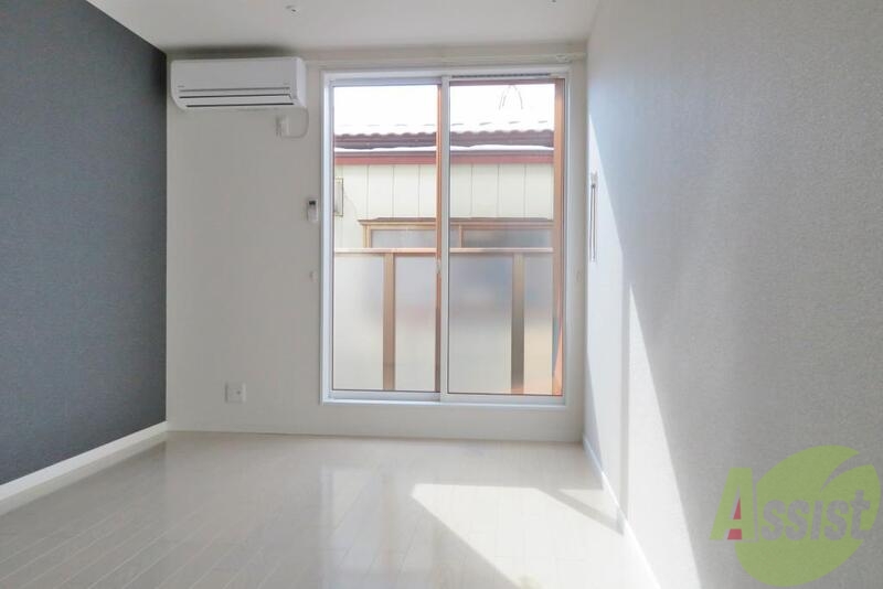 居室・リビング　明るいお部屋で、日が当たって気持ちいいですね。