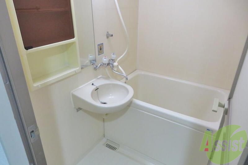 バス・シャワールーム　お風呂は独立しています。お掃除もしやすいタイプでーす。