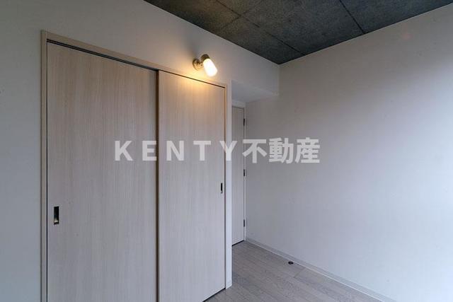 その他部屋・スペース　開放的な寝室です