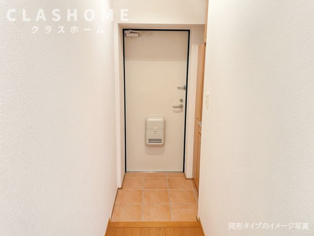 玄関　同物件の別部屋になります。