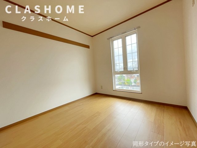 居室・リビング　同物件の別部屋になります。