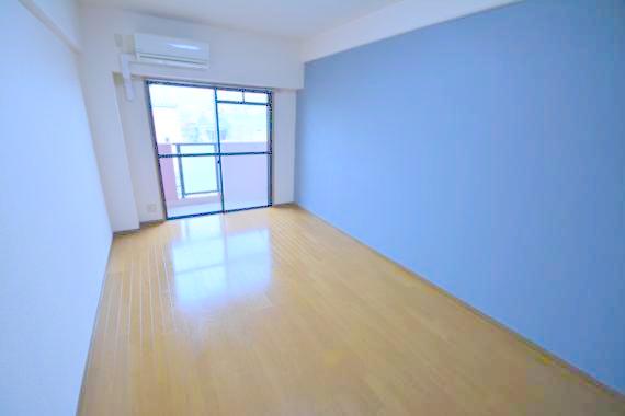 居室・リビング　朝には心地よい光が差し込む、このお部屋でお休みください。