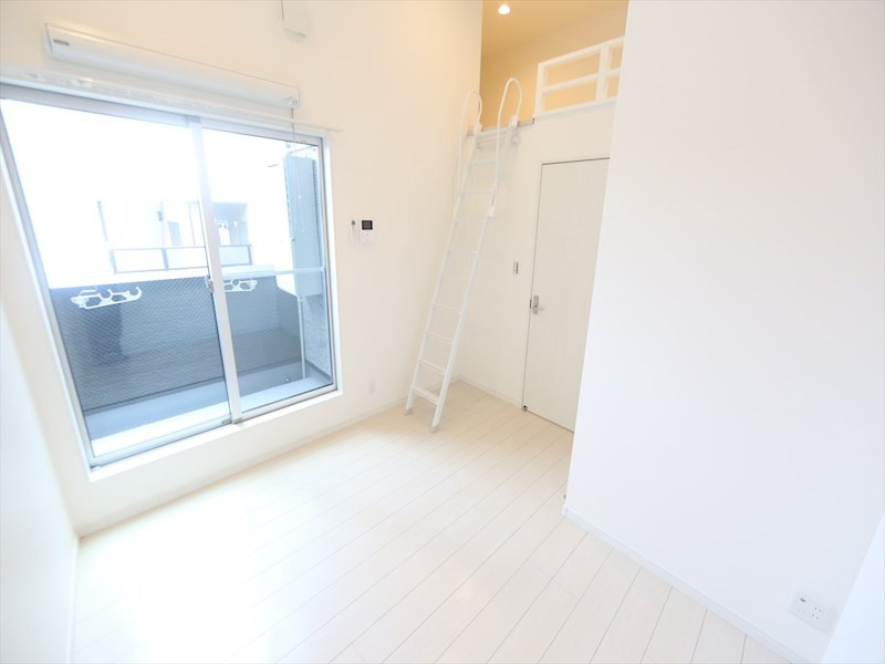 バルコニー　洋室5.6帖　ロフト4.5帖（収納にも寝室にも使えます）