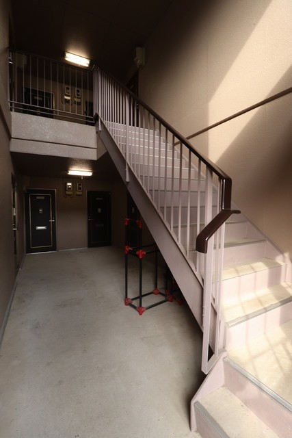 ロビー　共用部は天気の悪い日も安心の屋内仕様です♪