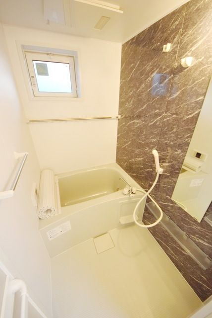 バス・シャワールーム　★窓付きで換気もできるお風呂★