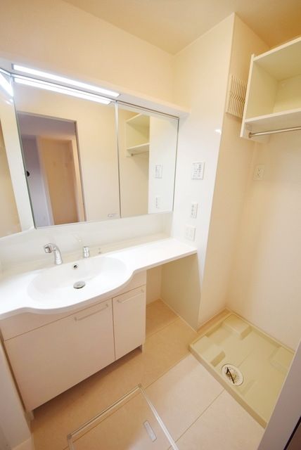 洗面設備　★鏡が大きいので使いやすい洗面台★