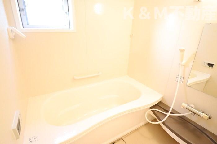 バス・シャワールーム　コンパクトで使いやすいお風呂です