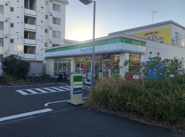 コンビニ　ファミリーマート 高田東店（コンビニ）まで53m