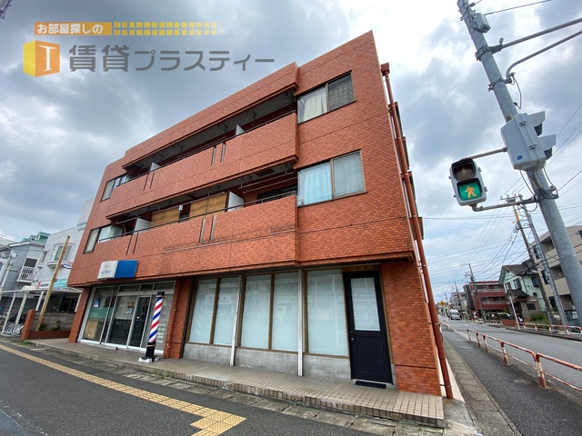 建物外観　目の前が道路で日当たりも良いですよ。