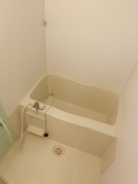 バス・シャワールーム　清潔感のあるバスルームで１日の疲れを癒しましょう。