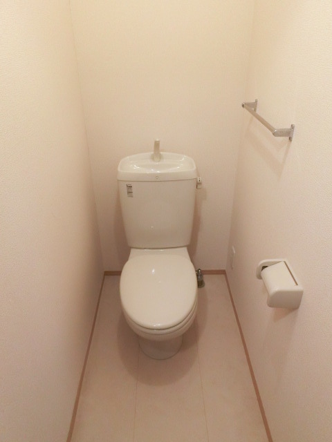 トイレ　白を基調にした清潔感のあるトイレ、自分好みにレイアウトしまし