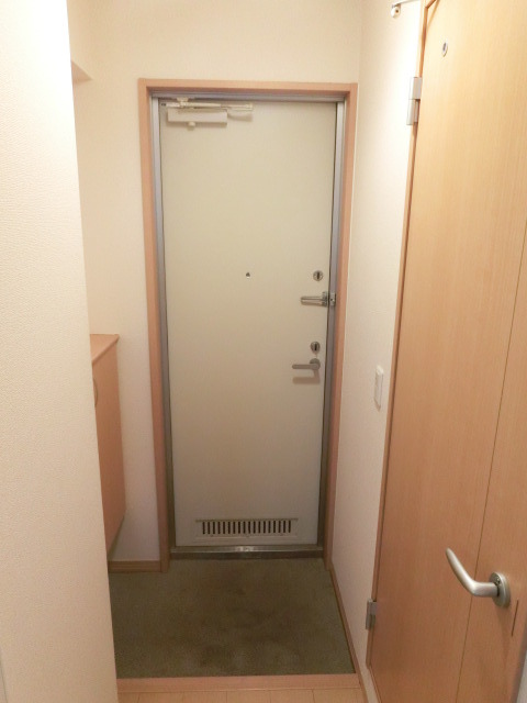 玄関　広い玄関で来客時も安心です。