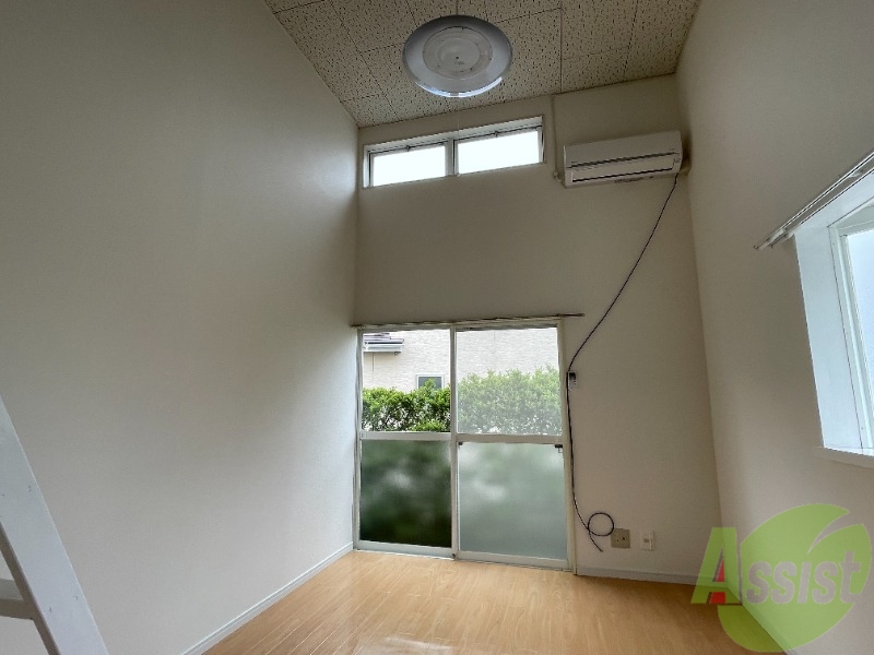 居室・リビング　開放化がある窓から光が差し込み明るいお部屋です。