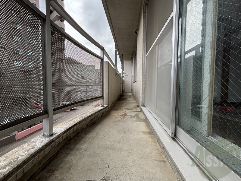 バルコニー　バルコニーです。洗濯物を干すもよし、一息つくもよしですね。