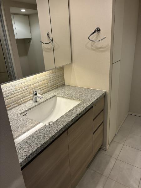 洗面設備　ゆったりとスペースのある洗面所