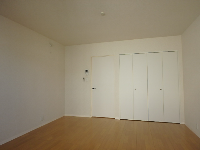 居室・リビング　正方形に近いお部屋で、家具の配置がしやすいお部屋です。