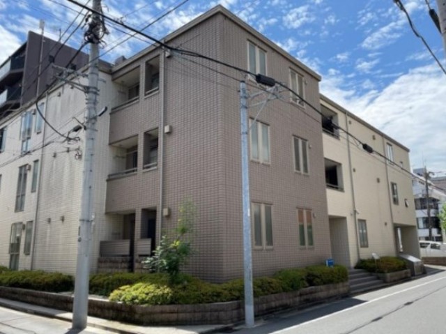 建物外観　３階建ての賃貸マンション