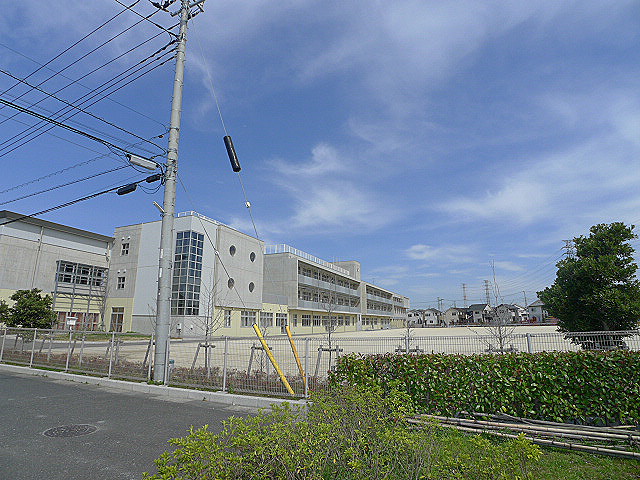 小学校　吉川市立美南小学校（小学校）まで490m