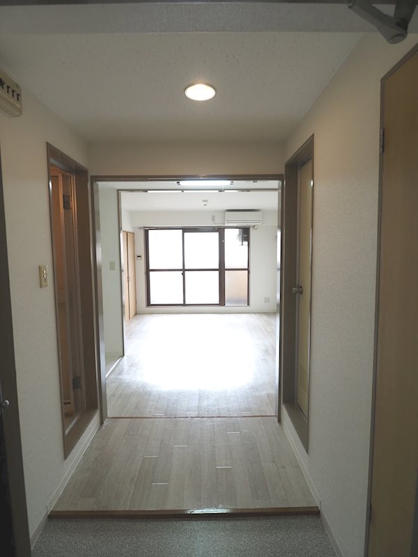 玄関　写真は４０５号室（お部屋ごとに床色が多少異なります。）
